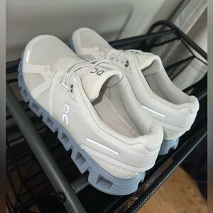 On Women’s Cloud 5 shoe Size 7
